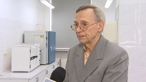 Prof. Gut: Szczepionki skuteczne na wariant Omikron, reszta to polityka