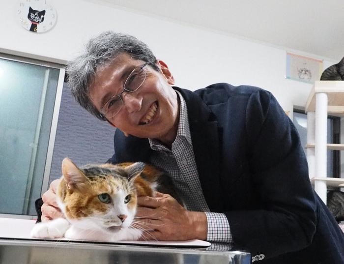 Prof. Hiroyuki Sasaki z zaprzyjaźnioną trójkolorką /Hiroyuki Sasaki/Kyushu University /Materiały prasowe