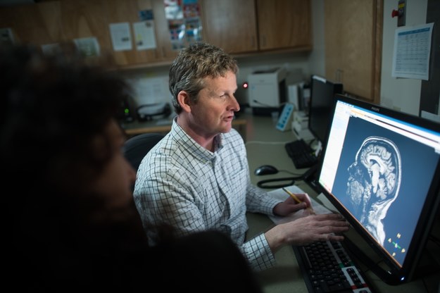 Prof. Hugh Garavan przy ekranie z obrazem MRI mózgu nastolatka /UVM Larner College of Medicine /Materiały prasowe