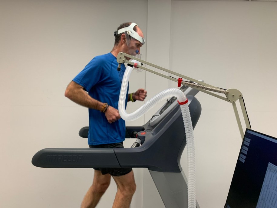 Prof. Ignacio Moore podczas badań pułapu tlenowego (VO2 max) /Fot. Kristen Howard. /Materiały prasowe