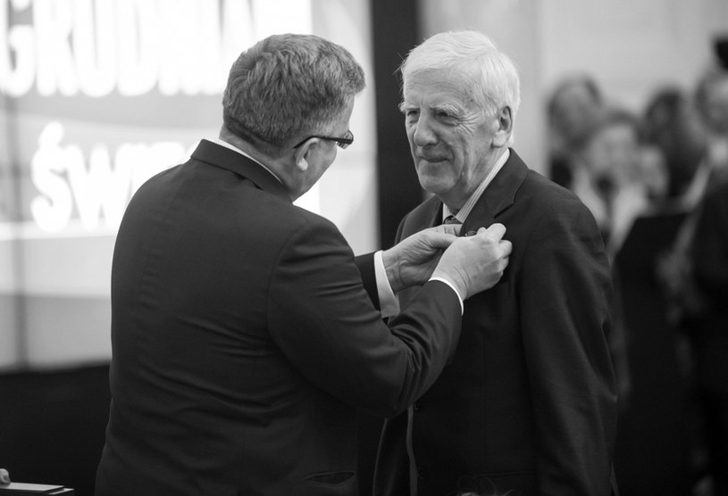 Prof. Jacek Baluch przyjmuje odznaczenie od prezydenta Bronisława Komorowskiego, 2014 r. /Bartosz Krupa /East News