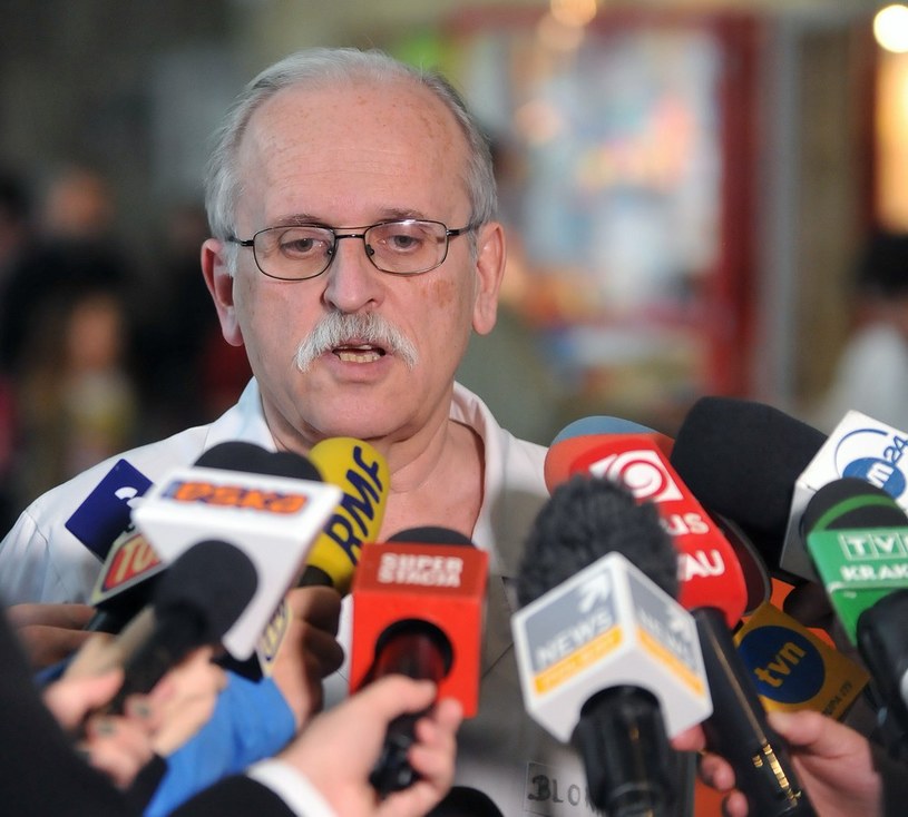 Prof. Janusz Skalski odpowiada na pytania dziennikarzy ws. małego Adasia /Marek Lasyk/REPORTER  /East News