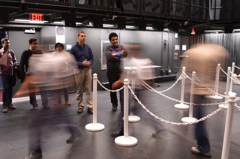 Prof. Jonathan Boreyko (po lewej i Farzad Ahmadi podczas badań ruchu pieszych w The Cube na terenie Virginia Tech's Moss Arts Center /Virginia Tech /Materiały prasowe