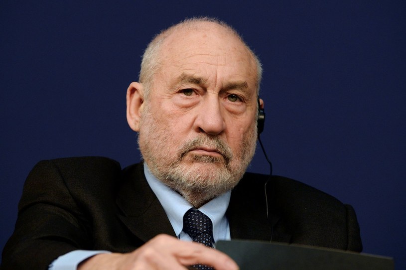 Prof. Joseph Stiglitz należy do czołowych ekonomistów, którzy chcą walczyć z oszustwami podatkowymi i praniem brudnych pieniędzy /AFP
