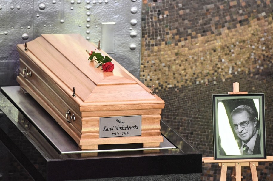 Prof. Karol Modzelewski spoczął na Powązkach Wojskowych w Warszawie / 	Radek Pietruszka   /PAP
