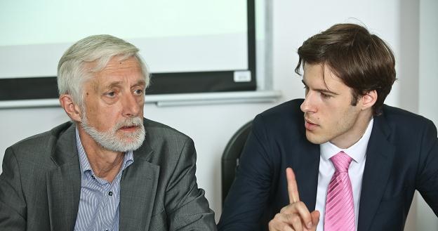 Prof. Marian Wiśniewski (L) i główny ekonomista Wealth Solutions SA Maciej Bitner /PAP