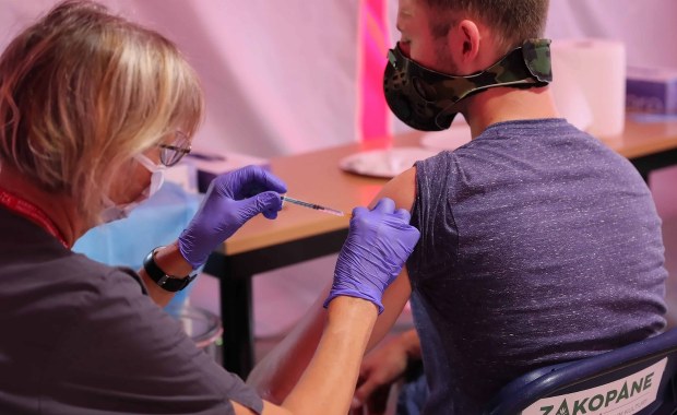 Prof. Parczewski: To ostatni moment, by się zaszczepić przed czwartą falą koronawirusa