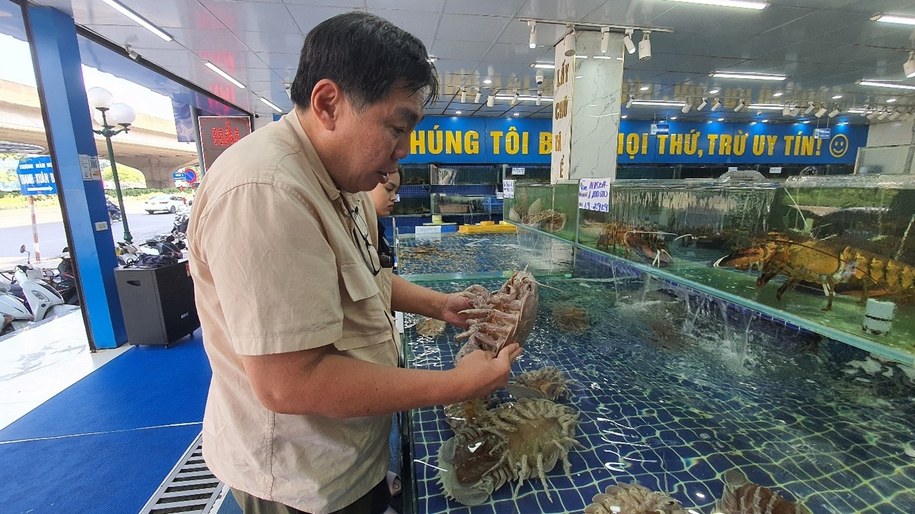 Prof. Peter Ng na targu rybnym w Hanoi /Fot. Nguyen Thanh Son /Materiały prasowe