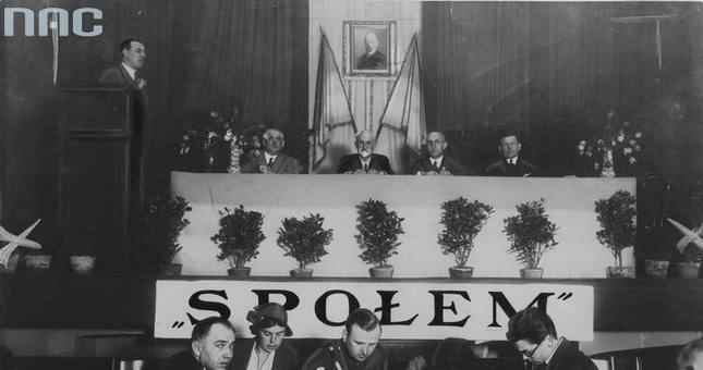 Prof. Stanisław Wojciechowski podczas ogólnopolskiej konferencji "Społem" w Kielcach w 1933 r. /Z archiwum Narodowego Archiwum Cyfrowego