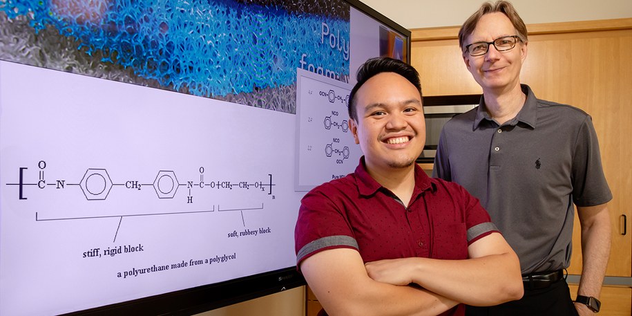 Prof. Steven Zimmerman (po prawej) i Ephraim Morado z UI /L. Brian Stauffer /Materiały prasowe