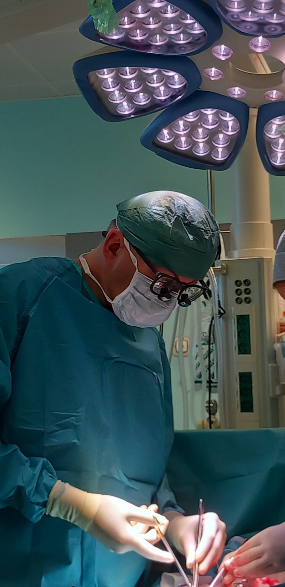 Prof. Tomasz Mroczek, główny operator, Kierownik Kliniki Kardiochirurgii USDK /Uniwersytecki Szpital Dziecięcy w Krakowie   /