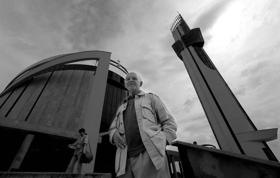 Prof. Witold Cęckiewicz na zdj. z 2002 r. przed sanktuarium w Łagiewnikach / 	Jacek Turczyk    /PAP