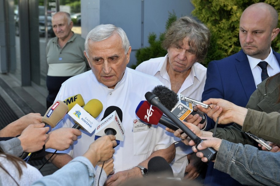 prof. Wojciech Witkiewicz podczas konferencji przed Wojewódzkim Szpitalem Specjalistycznym we Wrocławiu /Jan Karwowski /PAP