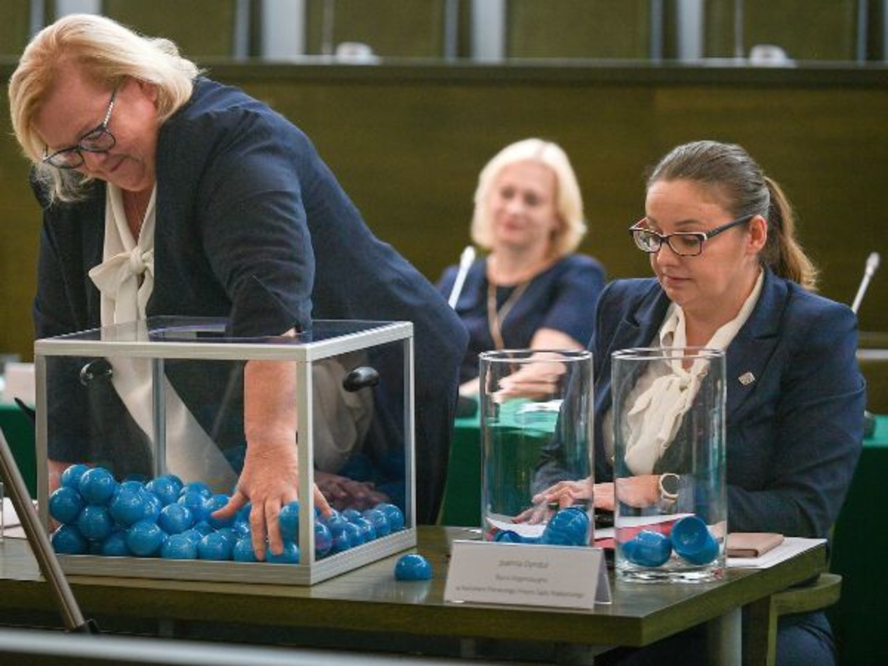 Prof. Wróbel: Losowanie nie licowało z powagą sądu, maskarada 