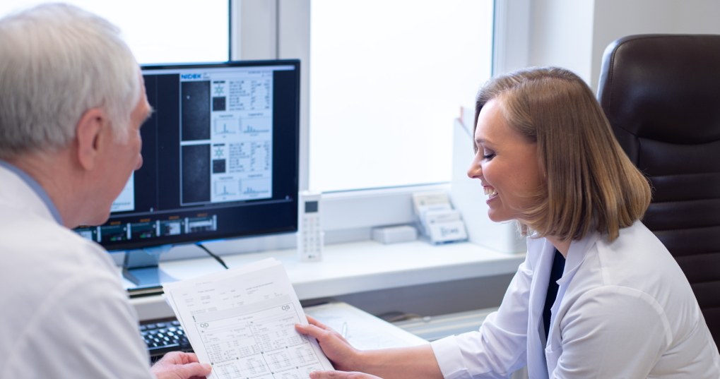 prof. Zbigniew Zagórski i lek. Jagoda Miszczyk omawiają dobór soczewki dla Pacjenta /materiały promocyjne