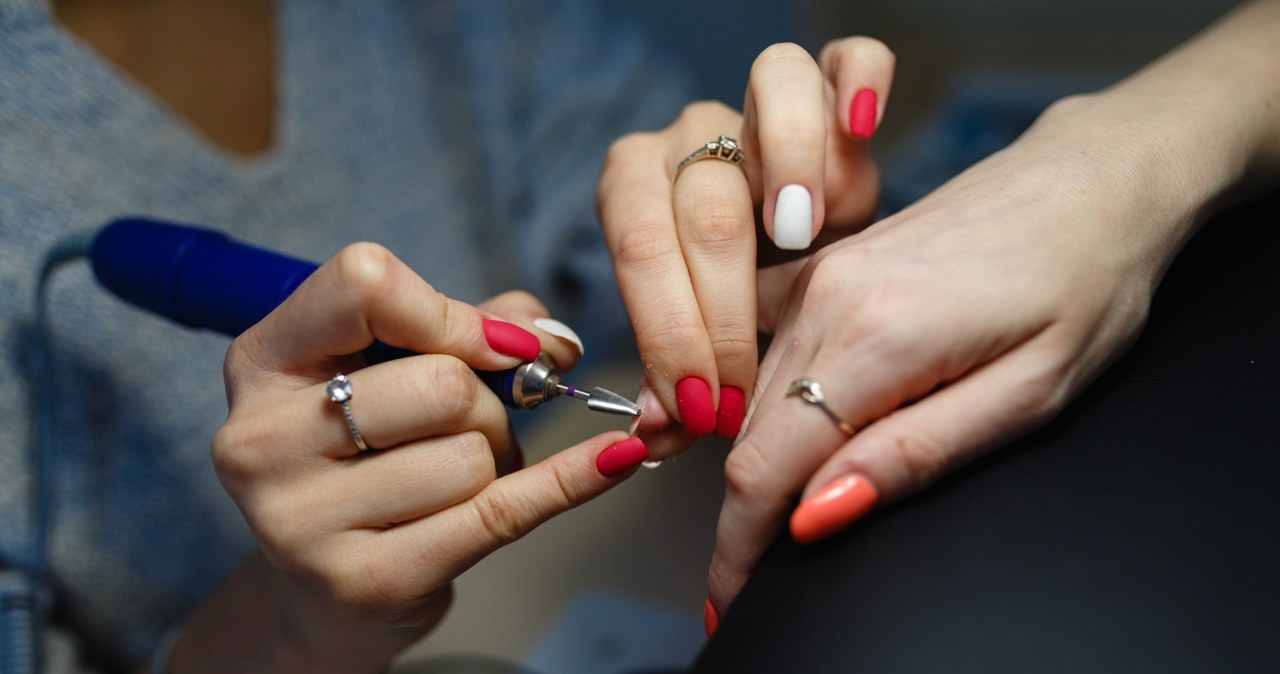 Profesjonalnie wykonywany manicure hybrydowy /123RF/PICSEL
