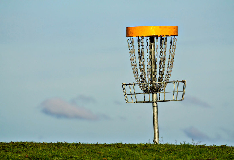 Profesjonalny kosz do frisbee golfa - nic nie stoi jednak na przeszkodzie, aby do gry wykorzystać taki, który zrobiliśmy sami /123RF/PICSEL