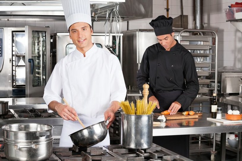 Profesjonalny sprzęt kucharski można coraz cżęściej spotkać nie tylko w restauracyjnej kuchni /123RF/PICSEL