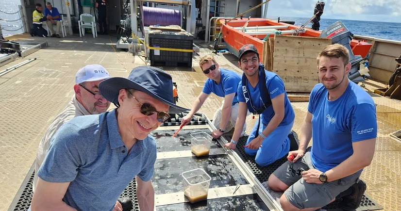 Profesor Avi Loeb (pierwszy z lewej) na pokładzie statku badawczego Silver Star. / źródło: https://avi-loeb.medium.com/ /domena publiczna