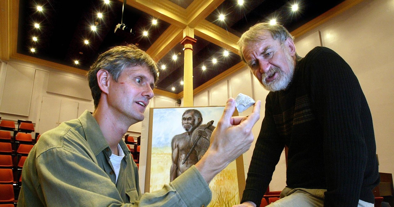 Profesor Bert Roberts i professor Mike Morwood omawiają artefakty znalezione na wyspie Flores /Getty Images