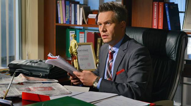 Profesor Falkowicz (Michał Żebrowski) przy biurku w swoim gabinecie. /Agencja W. Impact
