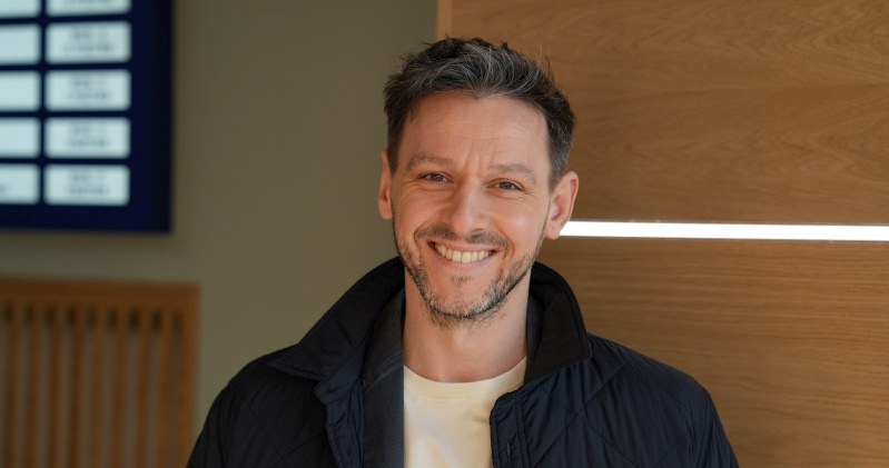 Profesor Jakub Dobry (Mateusz Kmiecik) poważnie myśli o tym, żeby przenieść się do Szpitala Klinicznego w Leśnej Górze na stałe /Źródło: AIM
