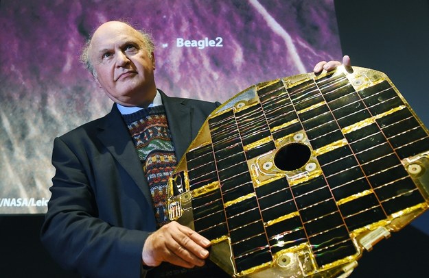 Profesor Mark Sims podczas konferencji prasowej w Londynie pokazuje panel słoneczny zastosowany w lądowniku Beagle 2 /ANDY RAIN /PAP/EPA