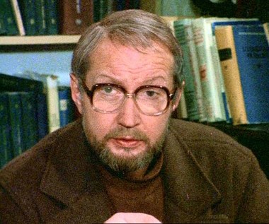 Profesor (Mieczysław Voit) to buntownik, nie cierpiący PRL-u. Czyżby alter-ego Barei? Reżyser rozpoczął zdjęcia przy ul. Cynamonowej na Ursynowie we wrześniu 1981 roku, lecz stan wojenny przerwał prace. Wznowiono je w marcu 1982 roku, dzięki dyspensie udzielonej przez ZASP bojkotującym telewizję aktorom. Serial leżał na półkach do 1986 roku. Obecnie ma status kultowego.