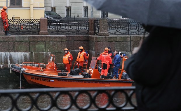 Profesor prawie się utopił, wyrzucając torbę do rzeki. W worku były odcięte ręce młodej kobiety