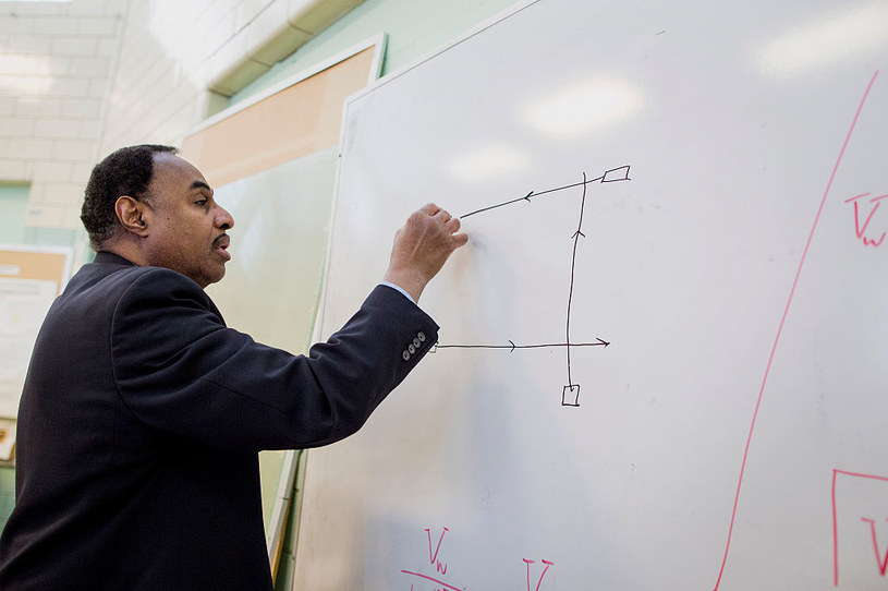 Profesor Roland Mallet rozrysowuje diagram działania lasera pierścieniowego. Uniwersytet w Connecticut. 2015 r. /Bloomberg / Contributor /Getty Images