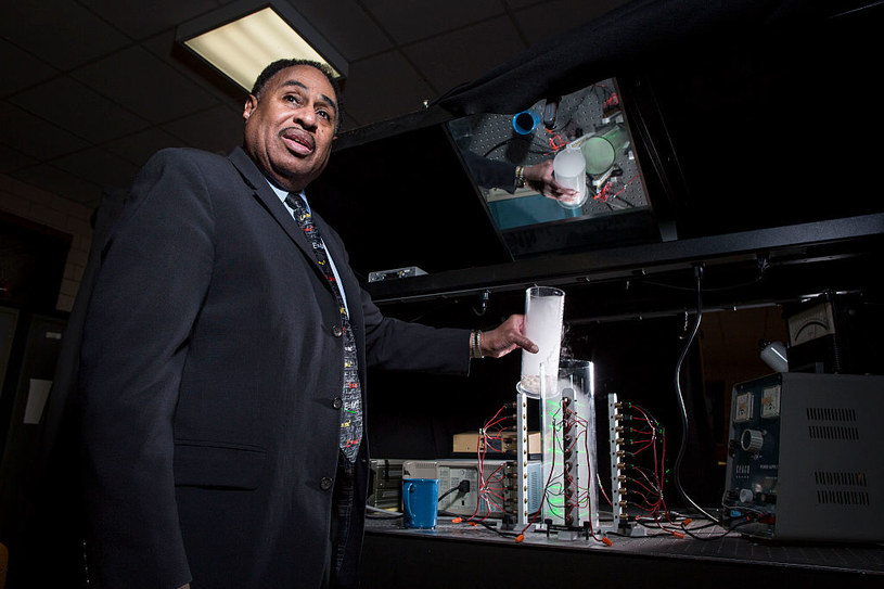 Profesor Roland Mallet w laboratorium na Uniwersytecie Connecticut eksperymentuje z laserem pierścieniowym /Bloomberg / Contributor /Getty Images