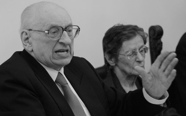 Profesor Władysław Bartoszewski z żoną Zofią podczas spotkania z dziennikarzami w Krakowie. Archiwum /Jacek Bednarczyk /PAP
