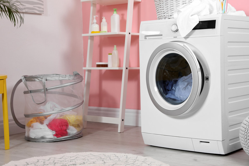 Profilaktyczne czyszczenie pralki jest bardzo istotne, gdyż w bębnie może powstawać trudna do usunięcia pleśń i inne zabrudzenia /123RF/PICSEL
