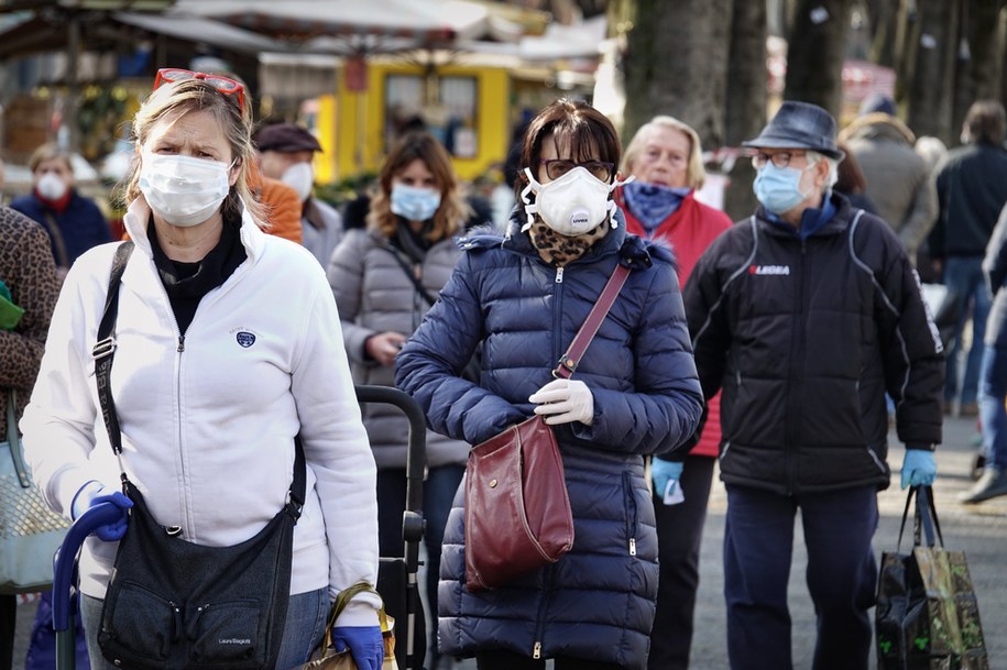 Prognoza ekspertów UW: Maksimum zakażeń w tej fali pandemii za ok. tydzień /shutterstock /