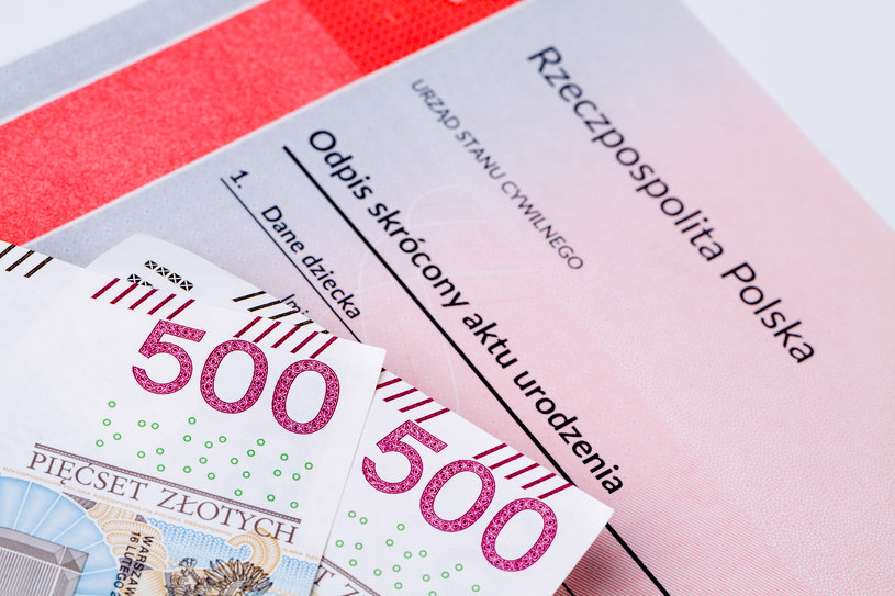 Program 500 plus od lat zasila budżet polskich rodzin. W ostatnich dniach pojawiły się jednak  informacje o możliwym ograniczeniu wypłat /123RF/PICSEL