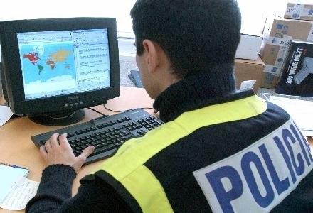 Program Marringtona ma ułatwić policji przeszukiwanie komputerów /AFP