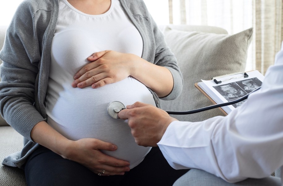 ​Transport ciężarnej karetką na porodówkę? "TOP Mama" wywołuje wątpliwości