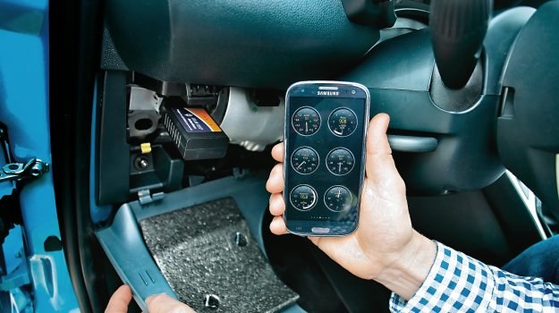 Program za kilkanaście złotych i interfejs typu ELM327 (ok. 60 zł) pozwalają zamienić smartfona w tester diagnostyczny do auta. /Motor