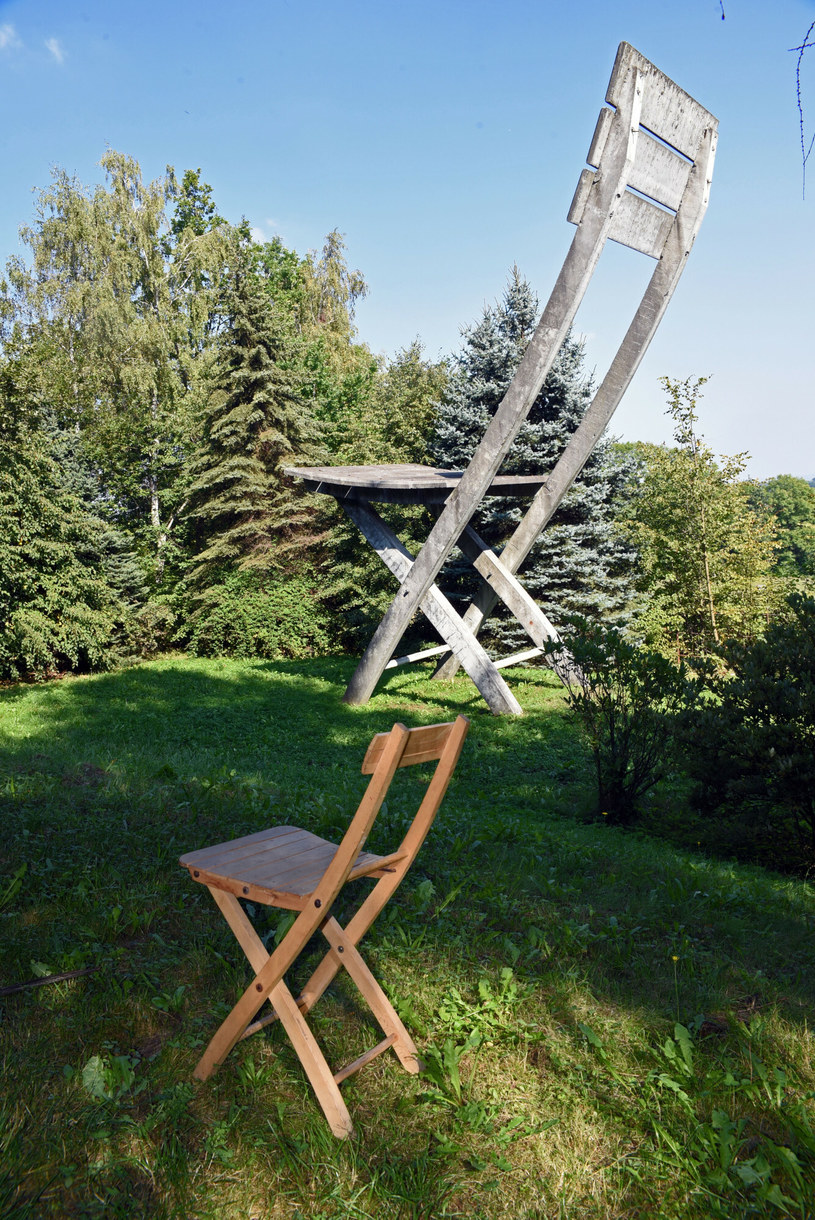 Projekt pomnika odwzorowuje najbardziej popularny model drewnianego, składanego krzesła /Marek Lasyk/REPORTER  /East News