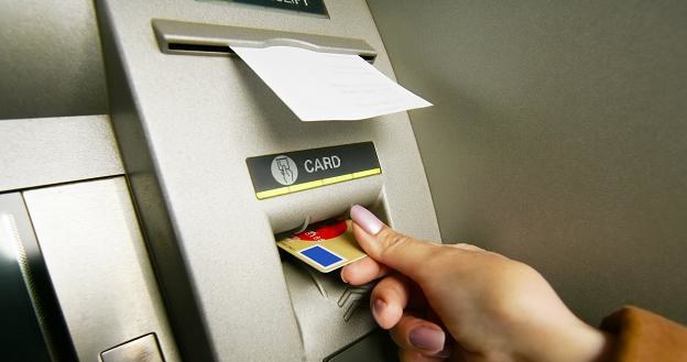 Projekt wprowadza obowiązek informowania klienta o opłacie za wypłatę gotówki z bankomatu /&copy;123RF/PICSEL