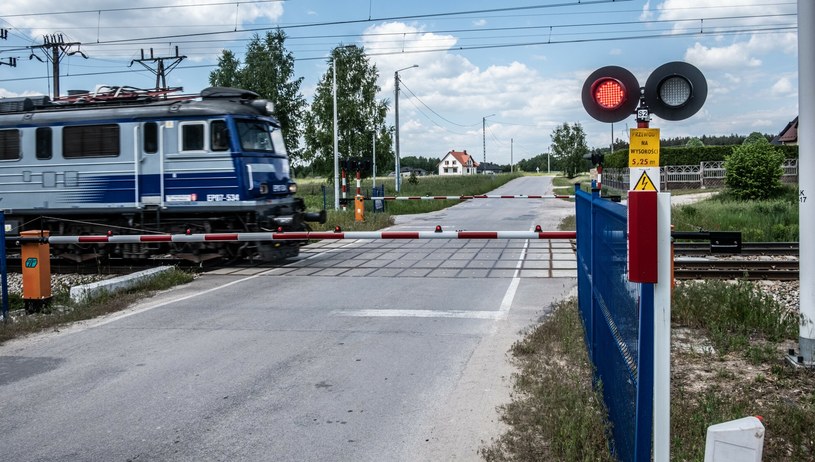 Projekt zmian przewiduje dodanie nowych elementów infrastruktury, poprawiających bezpieczeństwo na przejazdach kolejowych /Jacek Dominski/ /Reporter