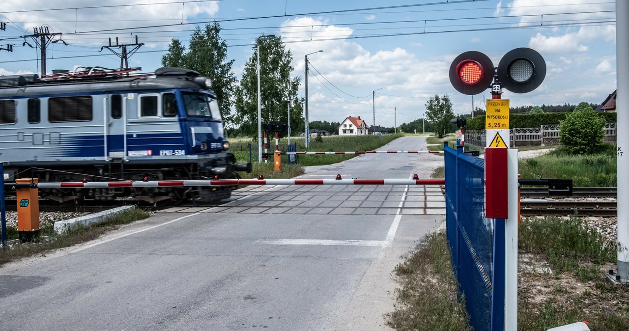 Projekt zmian przewiduje dodanie nowych elementów infrastruktury, poprawiających bezpieczeństwo na przejazdach kolejowych /Jacek Dominski/ /Reporter