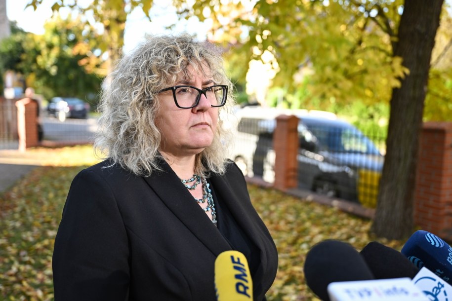 Prok. Iwona Wojciechowska-Kazub na briefingu prasowym przed siedzibą Prokuratury Rejonowej w Wejherowie /Adam Warżawa /PAP