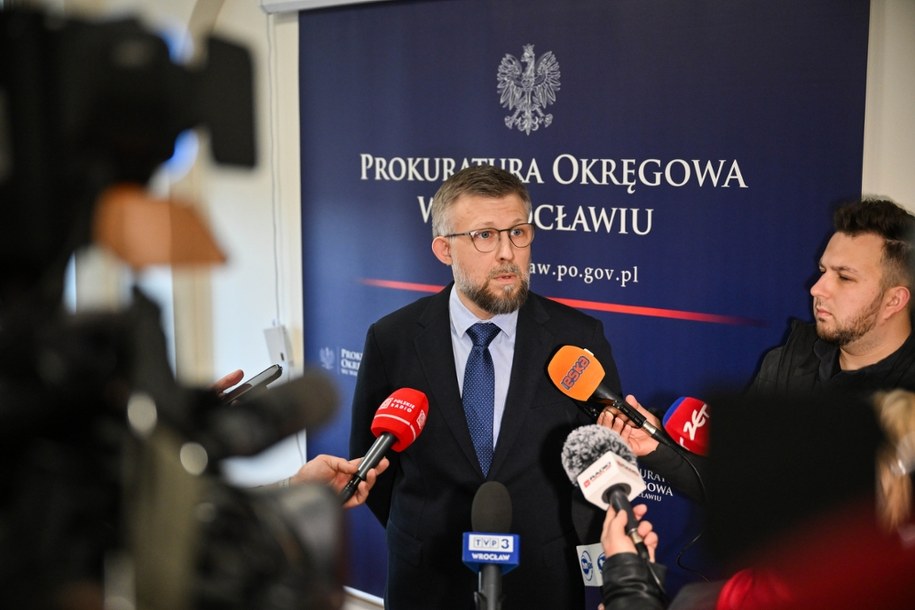Prokurator Damian Pownuk w Prokuraturze Okręgowej we Wrocławiu - europoseł Grzegorz Braun się nie stawił; 4 marca 2026 / 	Maciej Kulczyński    /PAP