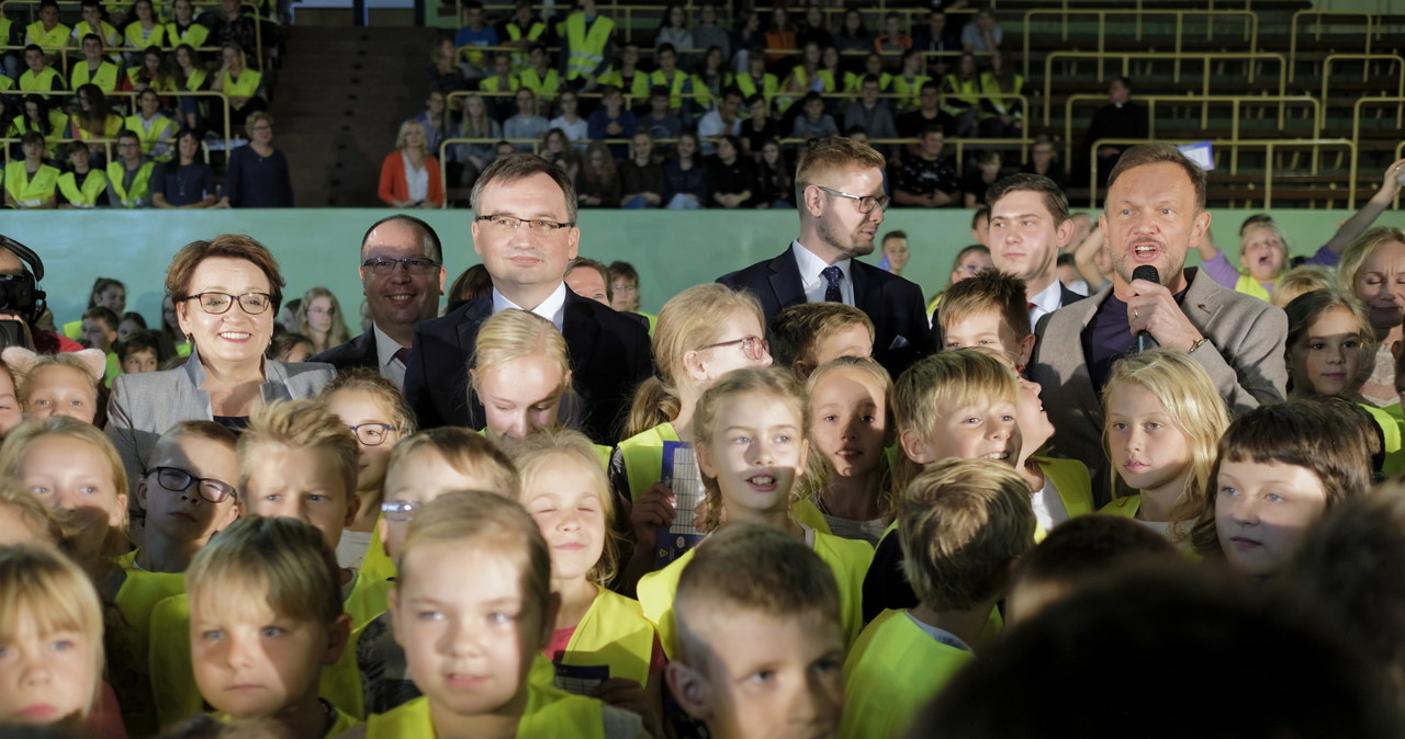 Prokurator generalny i minister sprawiedliwości wśród dzieci w kamizelkach / 	Andrzej Grygiel    /PAP