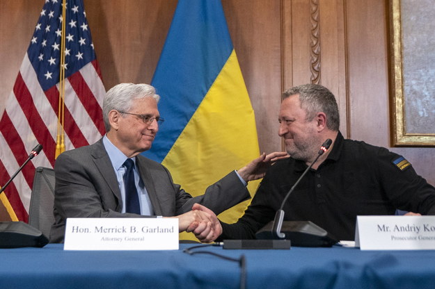 Prokurator generalny USA Merrick Garland na spotkaniu ze swoim ukraińskim odpowiednikiem Andrijem Kostinem /SHAWN THEW    /PAP
