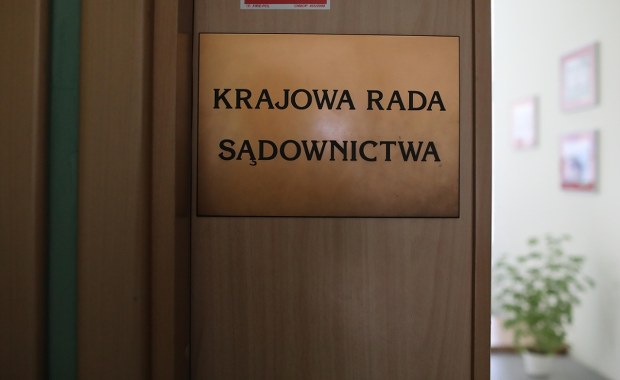 Prokuratorzy i policja w siedzibie Krajowej Rady Sądownictwa 