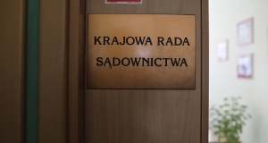 Prokuratorzy i policja w siedzibie Krajowej Rady Sądownictwa 