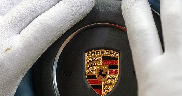 Prokuratura i policja przeprowadziły w środę przeszukania w obiektach koncernu Porsche /EPA
