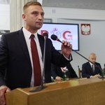 Prokuratura nie postawiła Bąkiewiczowi zarzutów. Ale śledztwo dalej trwa